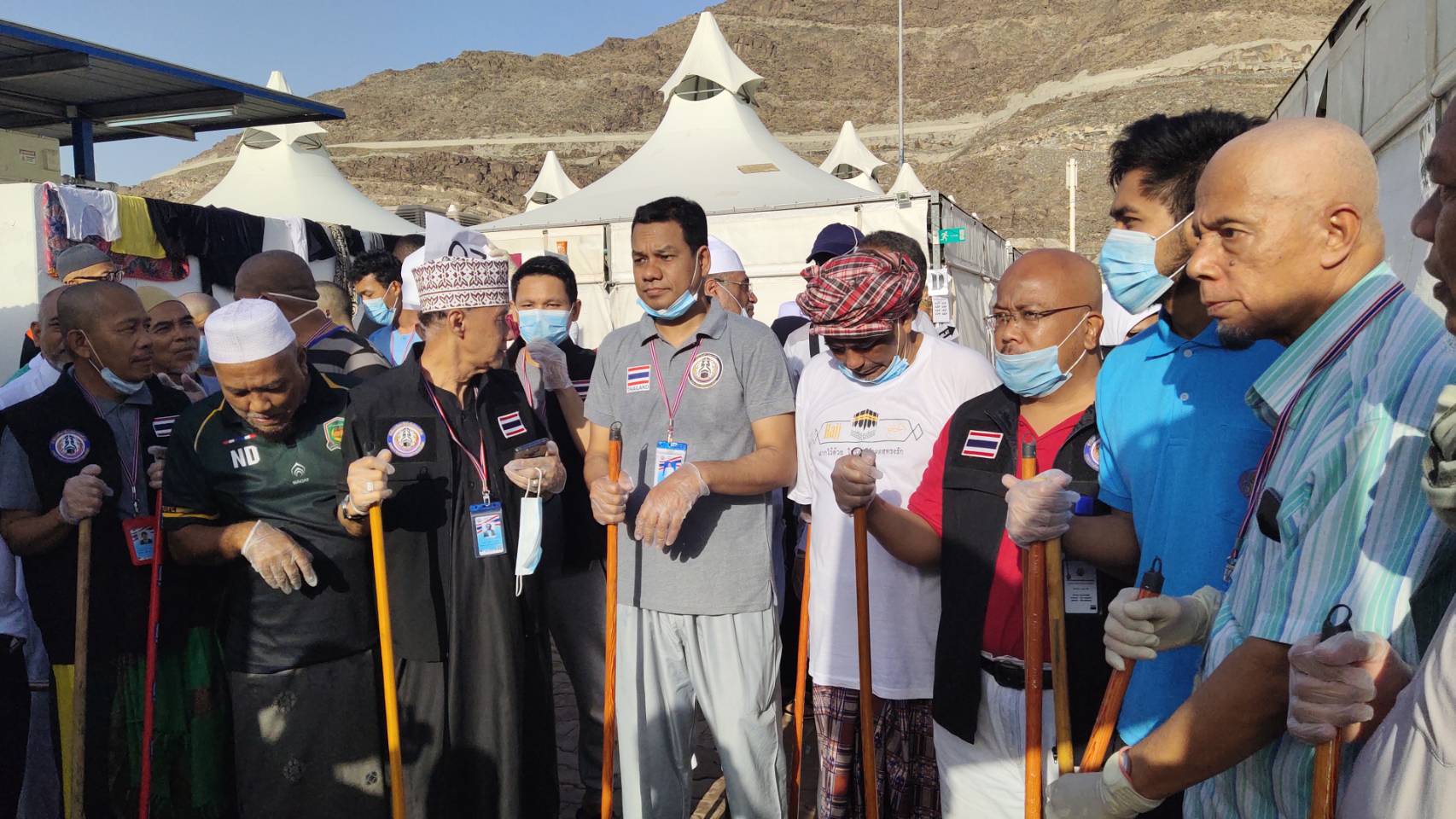 Jemaah Haji Thailand Bersihkan Sampah di Tenda Mina